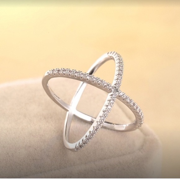 SILVER CRISSCROSSED RING - Picture 2 of 5